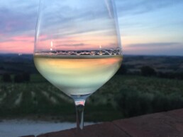 bicchiere di vino al tramonto